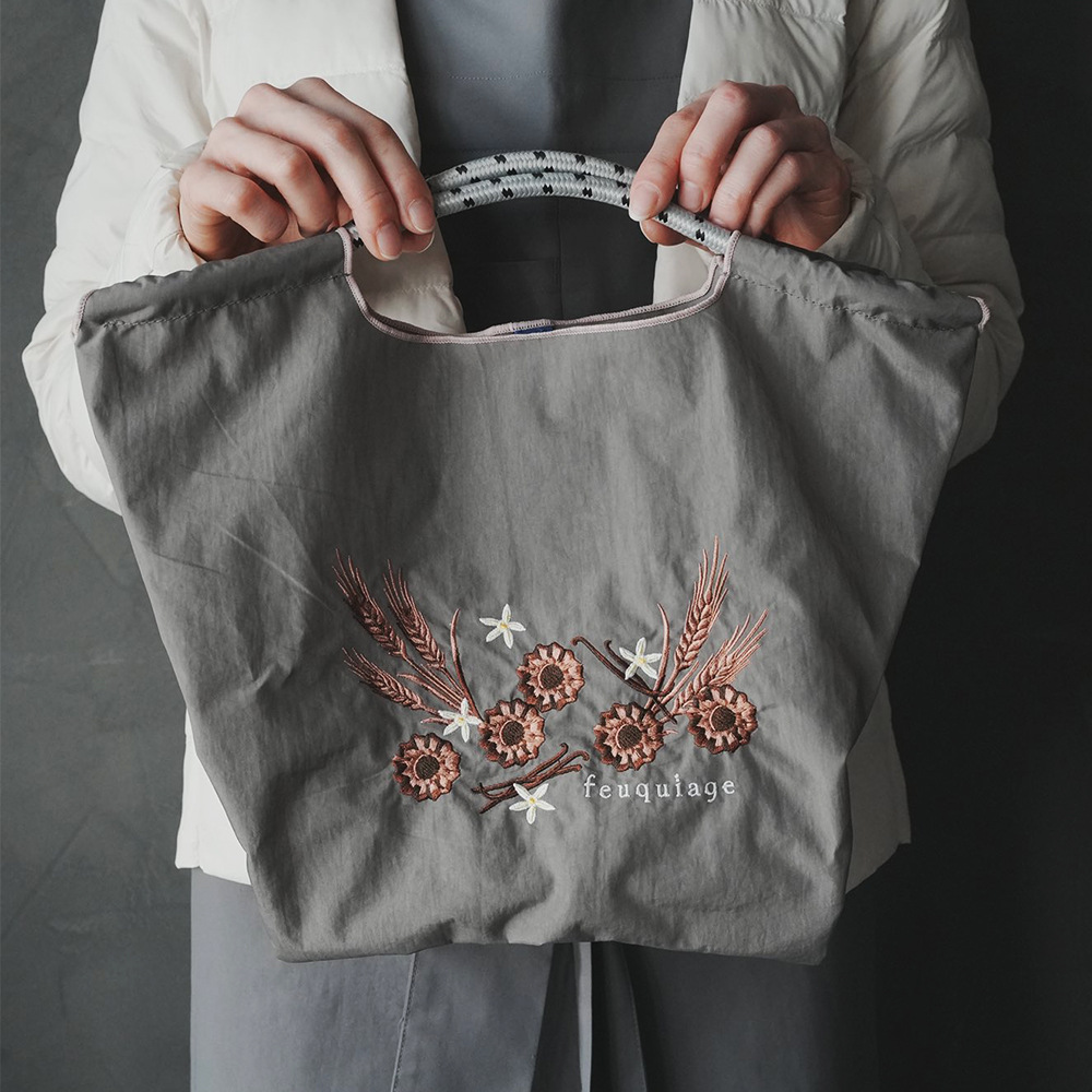 厳選ネット赤同項日系ボールチェーン刺繍レジ袋女性ファッション小衆大容量シングルバッグ潮