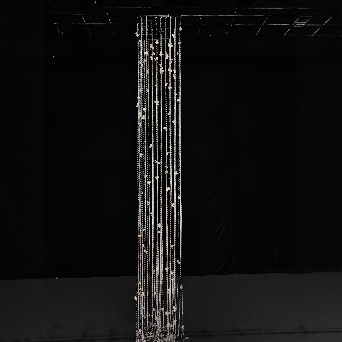 Propósitos de boda acrílico acabado retener el techo pétalos de cristal cortina de cuentas de fondo decoración de estilo coreano sala de bodas hotel