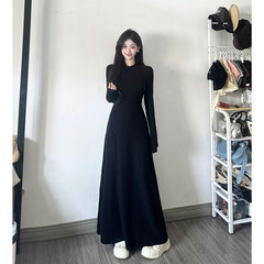 赫本風の黒い長袖のワンピースの子供の早秋の新型のフランス式の優雅な気質は腰を収めて身を修めるロングスカートです。