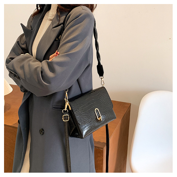 2021 New Bag Tide Niche Messenger Fashion One-shoulder Armpit Small Square Bag display picture 4