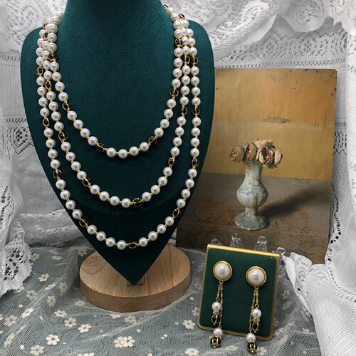 Hong Kong style autumn high-end design long glass pearl necklace sweeping shoulder horse colored oyster pearl tassel earrings set