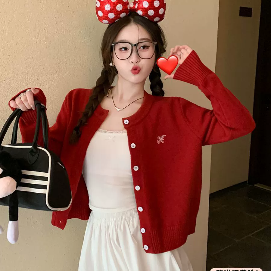Красный свитер кардиган внешний оттенок 2024 новый осенний и зимний вышивка вязаный свободный топ