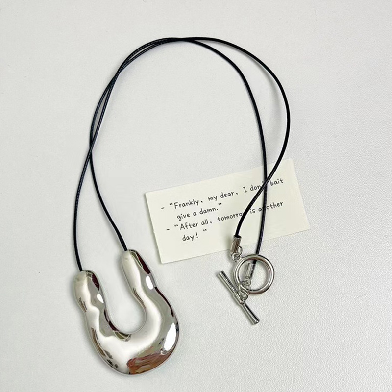 Diseño de nicho europeo y americano en forma de U collar de cinturón simple sentido frío serie ins herradura melocotón corazón decorativo Cadena de clavícula