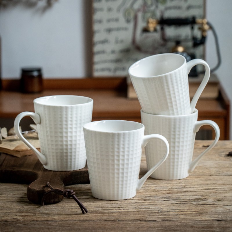 Tazas cuadradas blancas en relieve simple taza de agua conjunto de tazas de cerámica 4 tazas de menú domésticas exportación transfronteriza