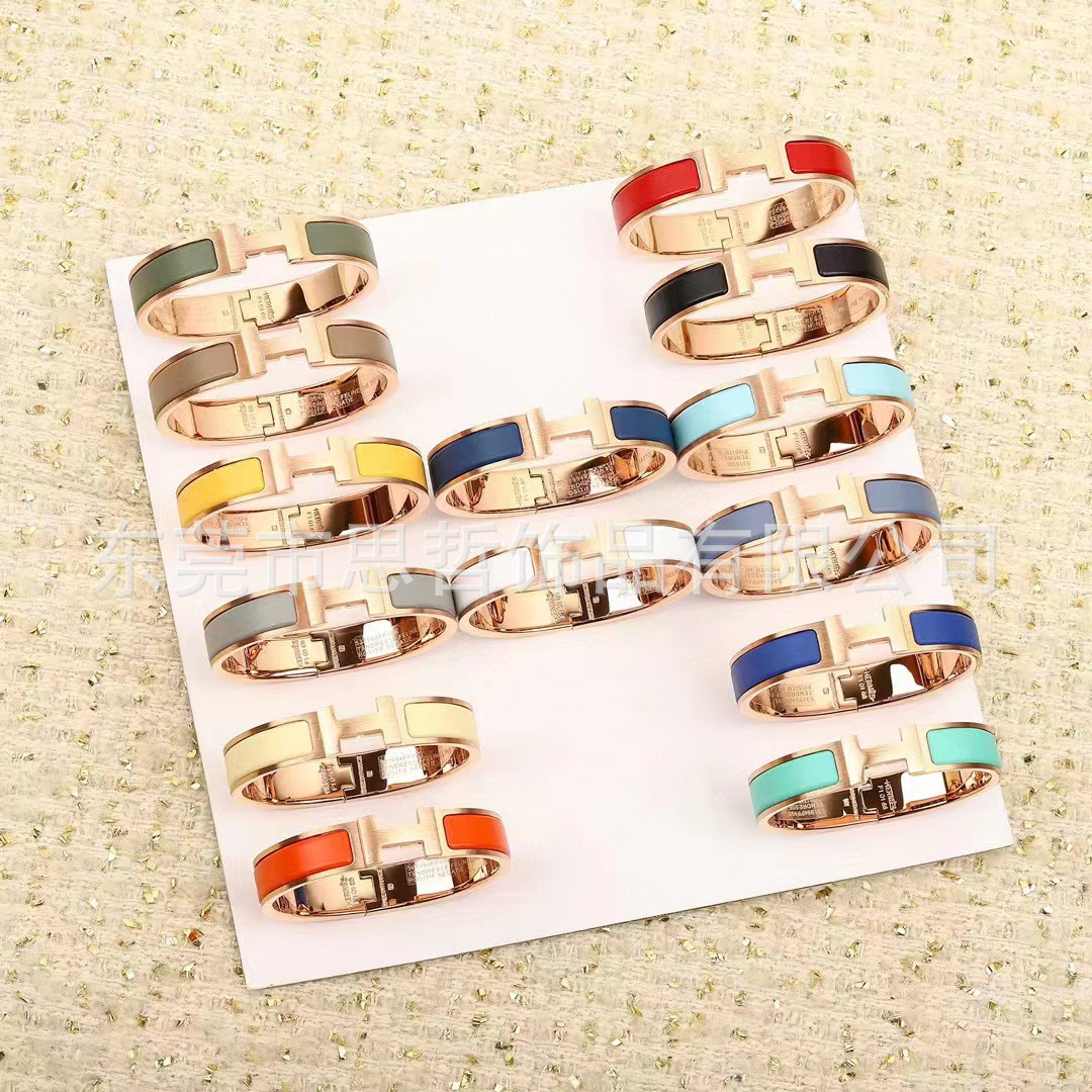 Fábrica directa europea y americana esmalte negro Guerrero pulsera fábrica al por mayor titanio acero Pulsera original diseño luz lujo accesorios femeninos