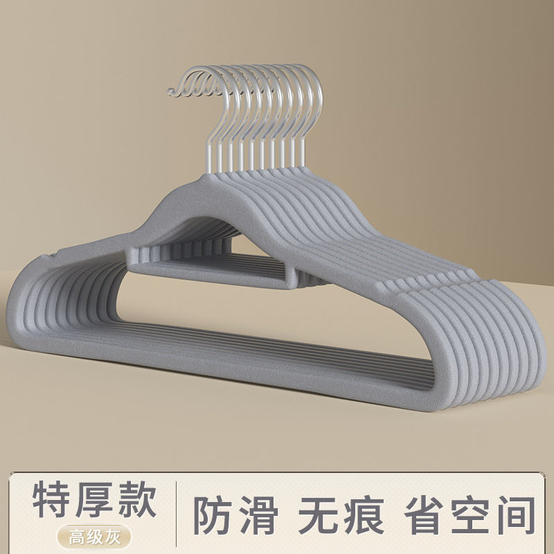 몰려든 회색 옷걸이