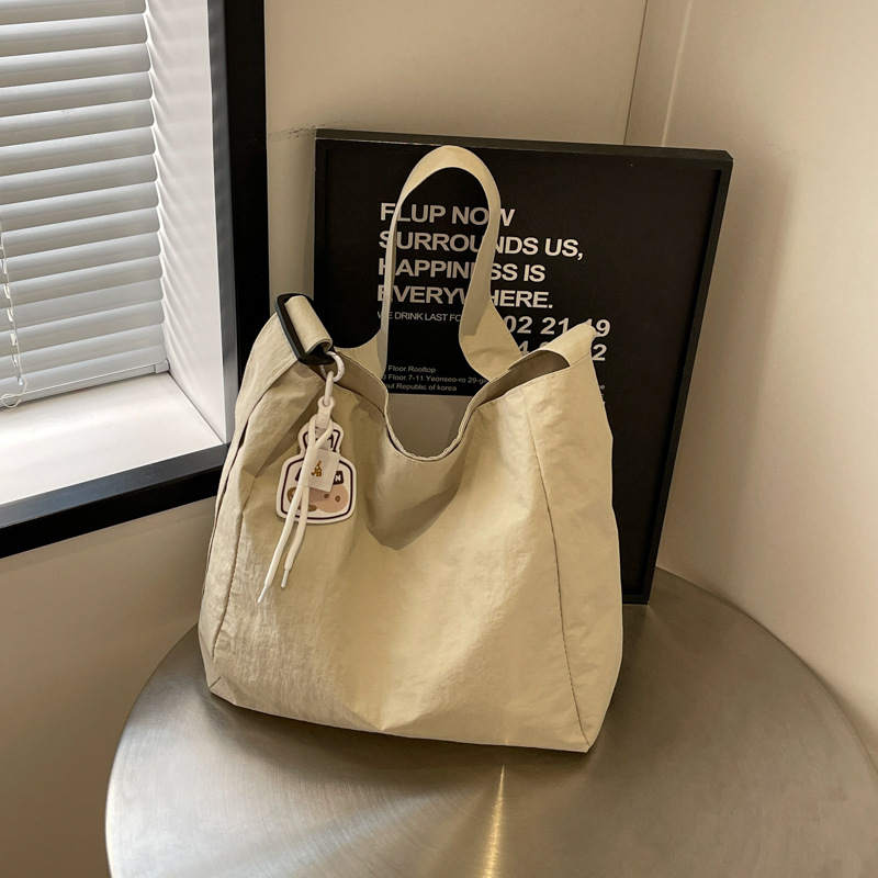 Koreanische Version der künstlerischen Leinwand für Frauen 2024 Sommer neue modische Casual Tote Bag, Nischentrend Umhängetasche_voghion.com