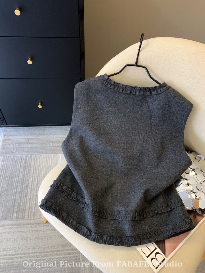 Áo gile nữ không tay cổ tròn viền bèo nhún phối cúc, dáng cardigan dài 50–65 cm — màu xám