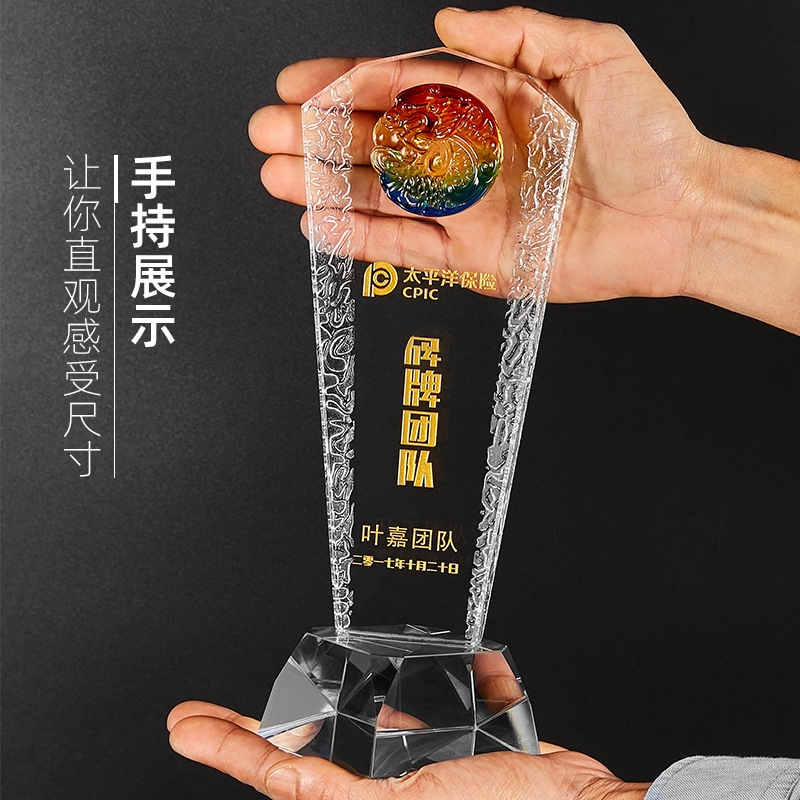 Trofeo de cristal gloria al por mayor pulgar metal trofeo recuerdo letras equipo Premio empresa pequeño tamaño