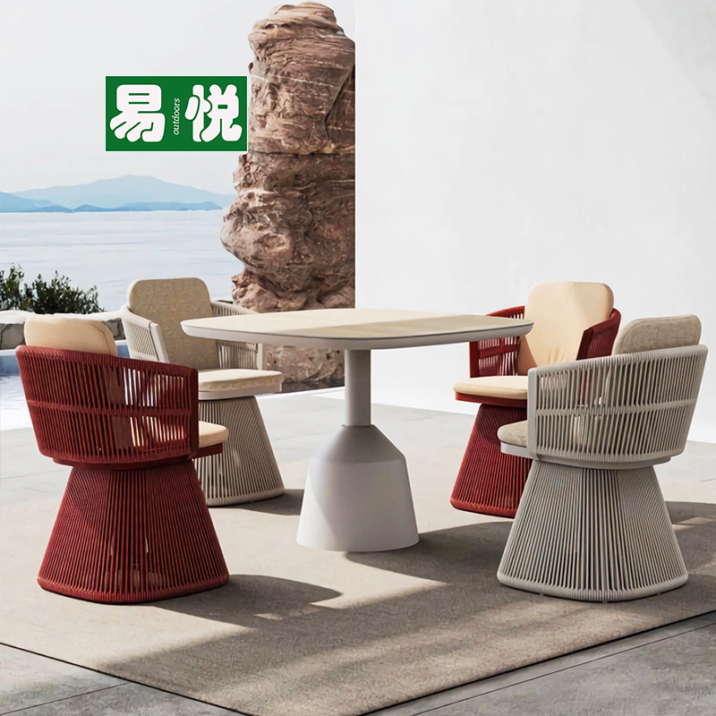 Mesa y silla al aire libre de caña de tres piezas combinación impermeable creativa villa cuadrada al aire libre balcón silla giratoria de ocio