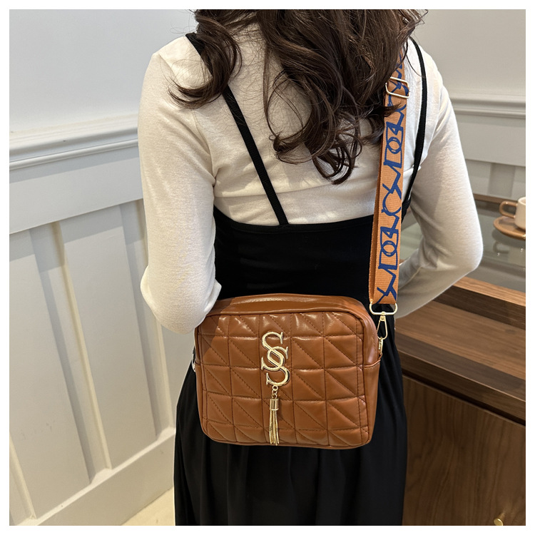 A simple and fashionable single-shoulder women's bag with diamond-shaped embroidery thread in 2024, a fresh and stylish crossbody bag with a trendy and fashionable small square style undefined