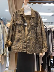 ヨーロッパの商品の街頭のヒョウの紋様のデニムのコートの女性の春秋のアメリカの復古のゆったりしている大きいサイズのレジャーの工装のジャケットの上着のファッション