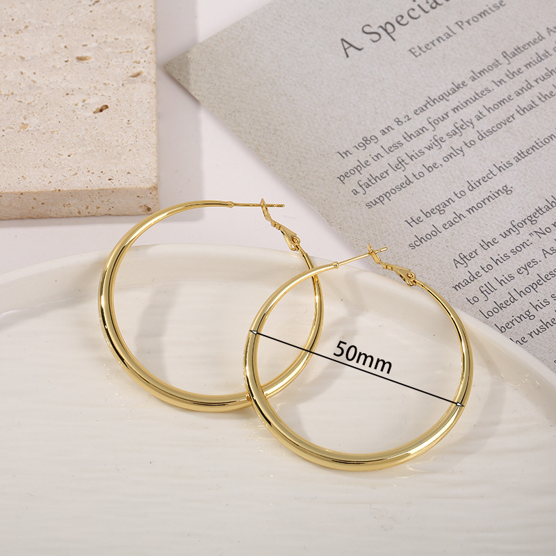 Amazon moda popular cobre plateado 18K oro hueco brillante pendientes creativo europeo y americano exagerado Comercio exterior pendientes al por mayor