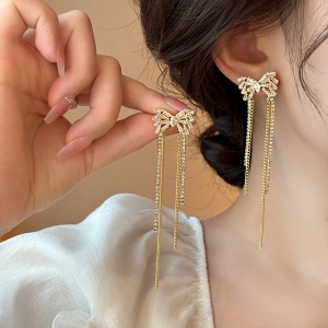 Pendientes largos de mariposa con borlas de diamantes de imitación de alta gama de lujo ligero coreano