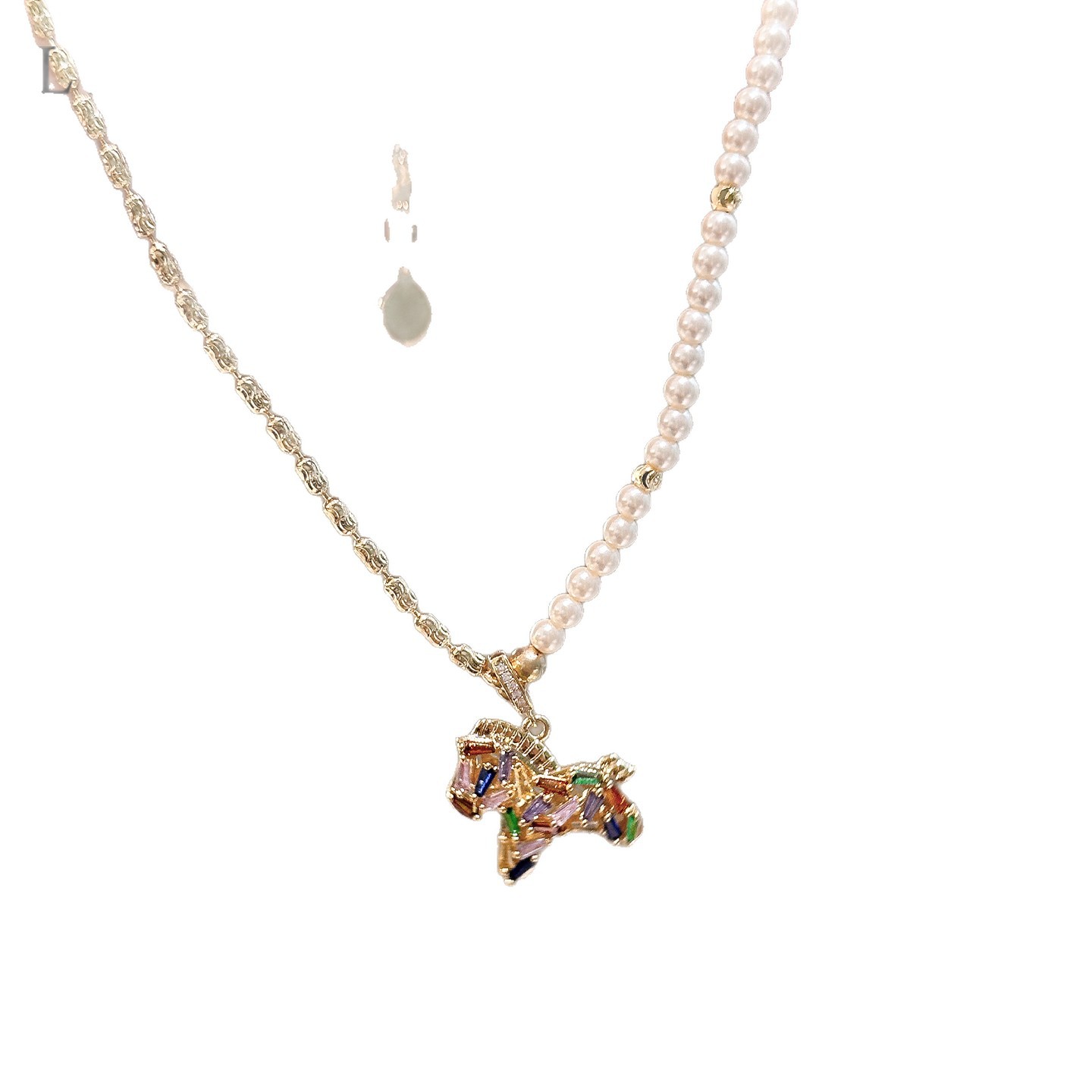 Colar com pingente de pérola e zircônia colorida mulher outono_voghion.com