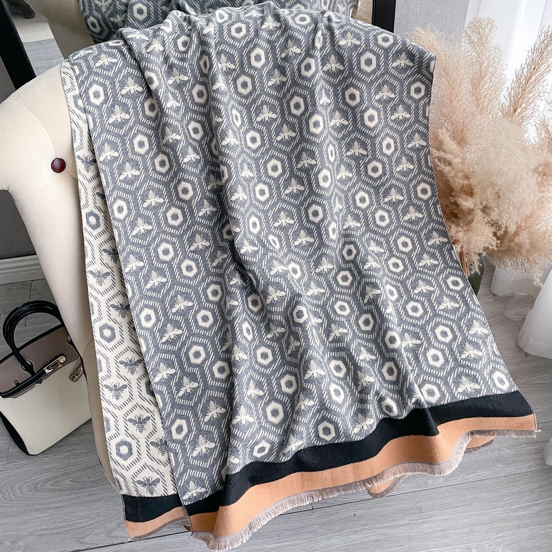 2023 clásico popular bufanda de gran marca para las mujeres Otoño e Invierno todo-coincidencia cachemir-Como abeja impresión engrosada cálido chal