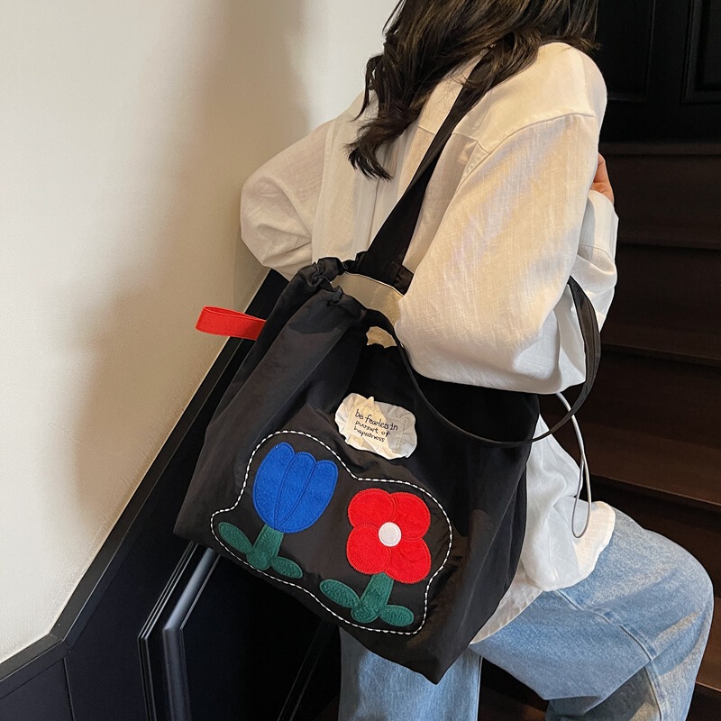 2025 夏の新スタイルナイロン刺繍巾着トートバッグ女性の韓国スタイルリラックスニッチ大容量ショルダーバッグ|undefined