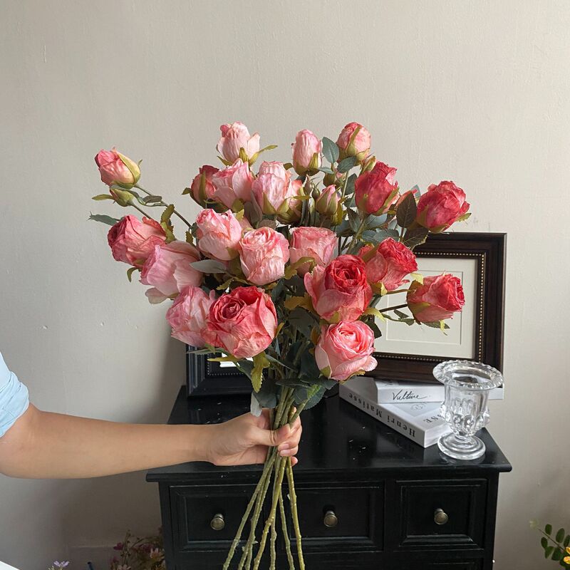 レトロな四頭のフランスのバラの花を焼いて花束の造花の乾いた花を飾って客間の食卓の花の装飾品を飾る|undefined