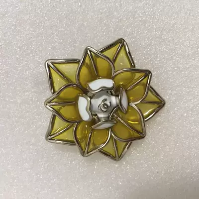 Classic Chanel-Style High-End Gold-Plated Yaxa sancaqları - enamel-camellia-brooch-yellow