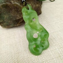 新款精美玉器和田玉俄罗斯碧玉吊坠随型镂空雕刻玉石挂件原石玉佩