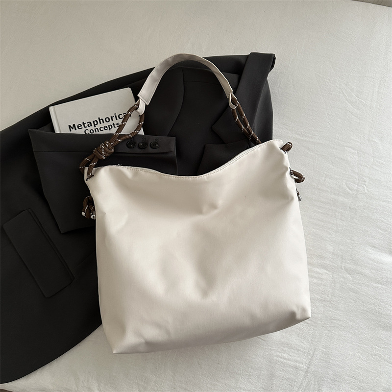 Bolso de mujer 2024 invierno nuevo bolso de alta calidad de gran capacidad bolso de hombro de moda este año popular bolso casual universal