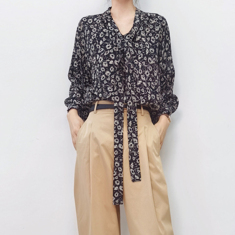 Special Offer Summer Commute Ol Black Daisy Print Short-Sleeve Silk Shirt for Women with Ribbon and Three-Quarter Sleeves Made of Mulberry Silk Special Offer Summer Commute Ol Black Daisy Print Short-Sleeve Silk Shirt for Women with Ribbon and Three-Quarter Sleeves Made of Mulberry Silk