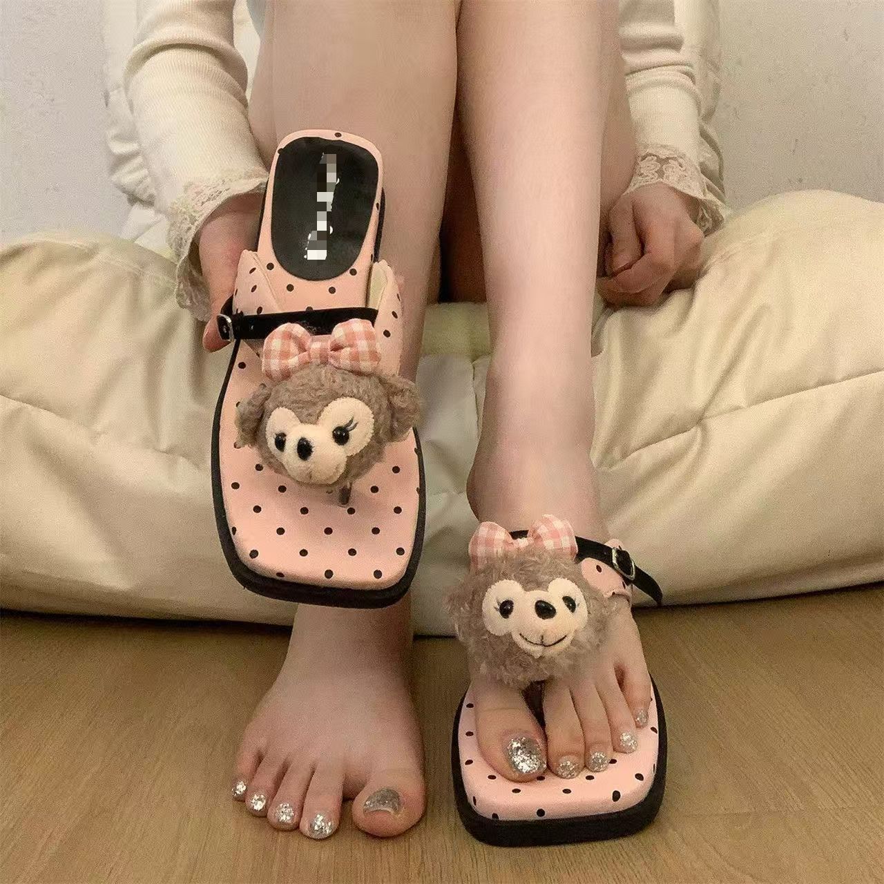 Un botón dulce arco temperamento flip flops mujeres 2026 verano usar zapatillas de playa antideslizantes coreanas de fondo grueso