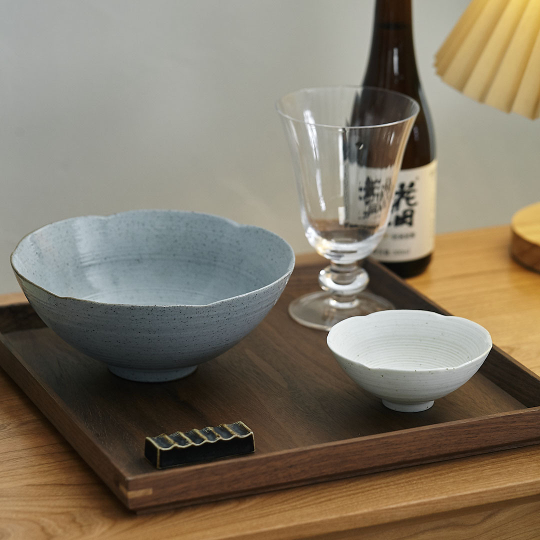 Tacos de arroz de cerámica con pétalos japoneses de montaña y río. Nuevos platos chinos Kwai Kou. Tacos simples y elegantes.