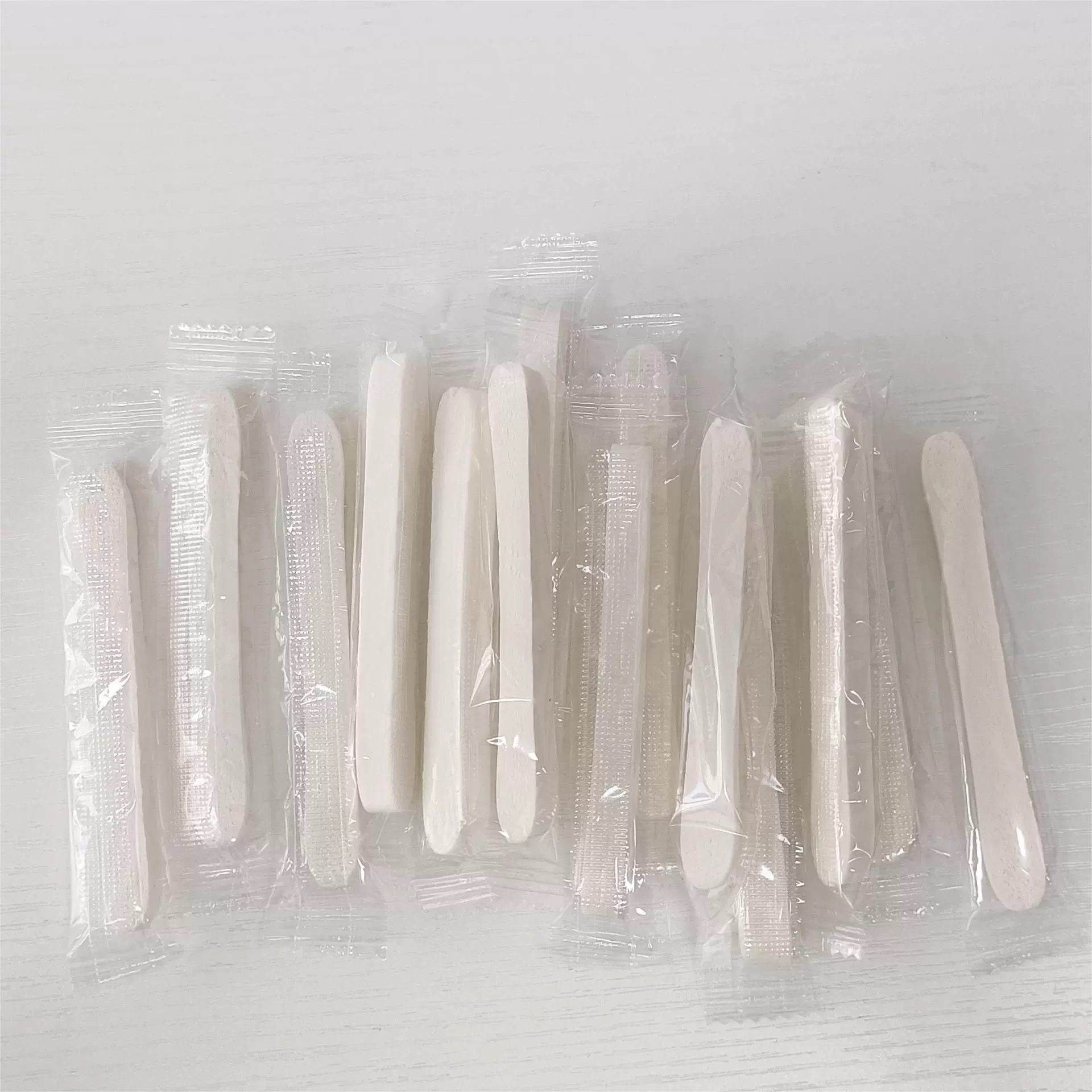 Компрессированная спонж-палочка для умывания (Caiwei), одиночная упаковка, класс A, увеличивается при намокании, разные цвета