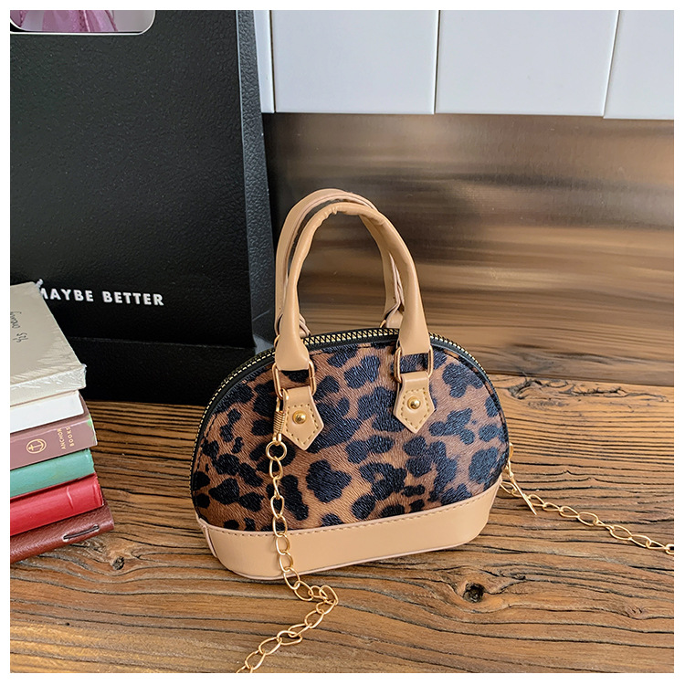 Estampado de leopardo de color café