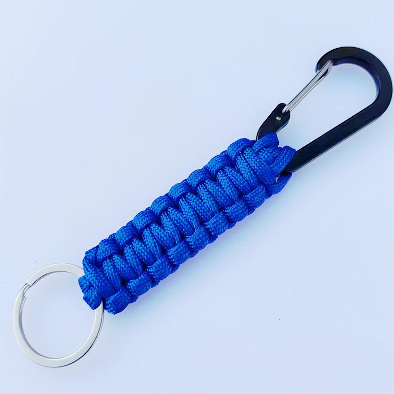 戸外で傘のひもを求めて登山してキーホルダーの黒色を掛けます。|undefined