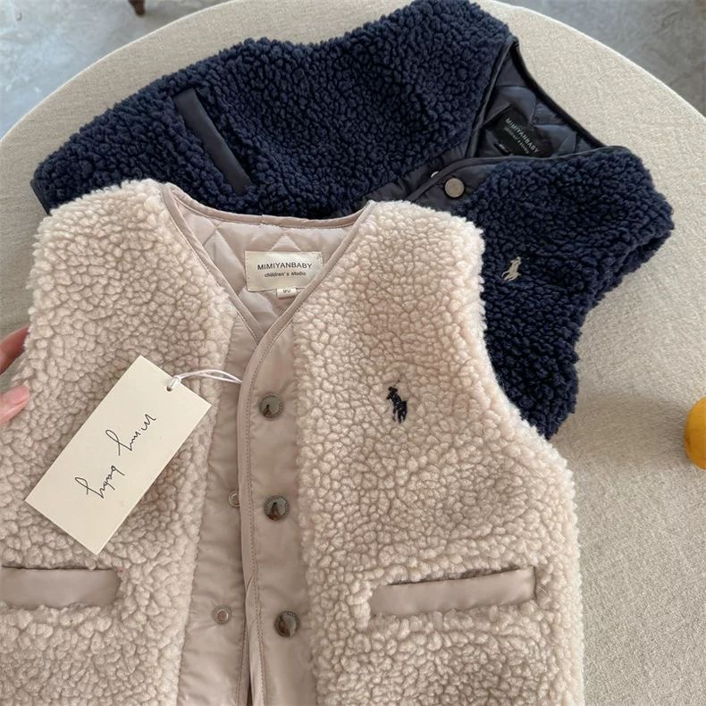Chaleco de cordero de color sólido coreano para niños 2025 otoño y invierno nuevo estilo de tendencia para niños y medianos con hombros de camisa de terciopelo