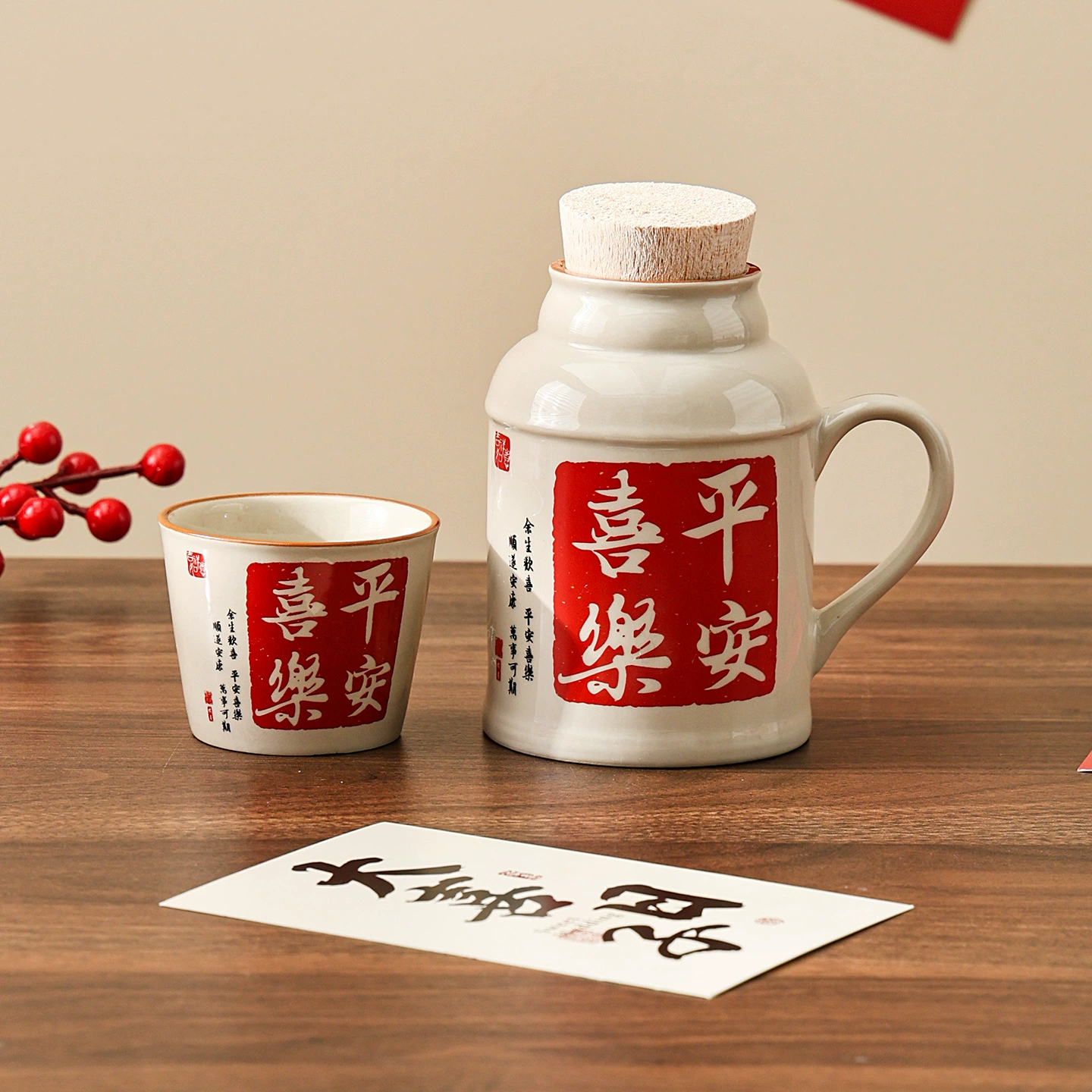 Керамический чайник с чайной чашкой