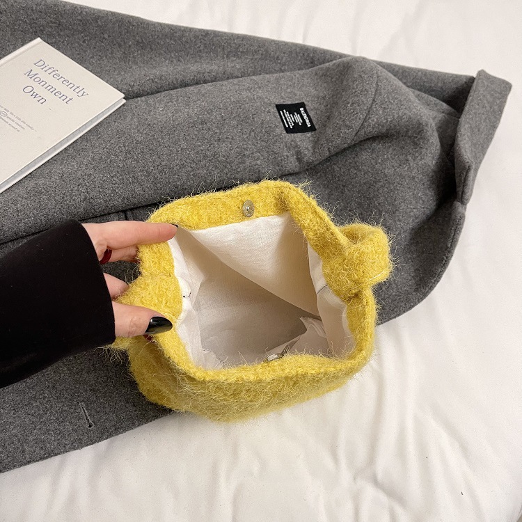 Bolsa de hombro de lana de moda simple para mujeres 2024 nuevo otoño y invierno de moda de la gripe ligera bolso de mano de lujo bolso de brazo