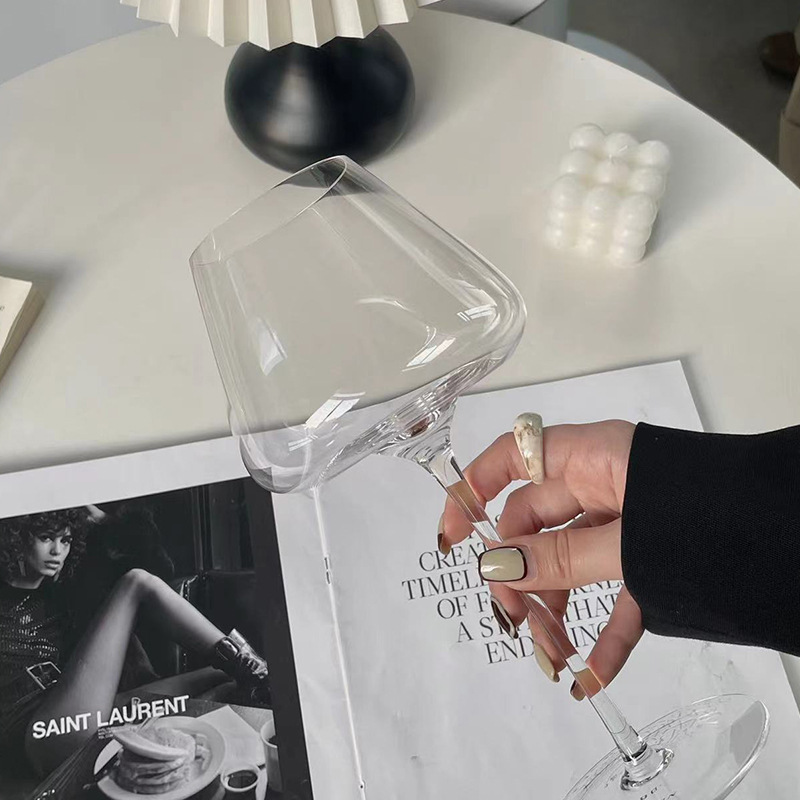 Creativo en el viento borgoña cóncavo fondo ligero lujo vidrio de cristal de alta calidad copa de vino de alto pie copa de vino para el hogar