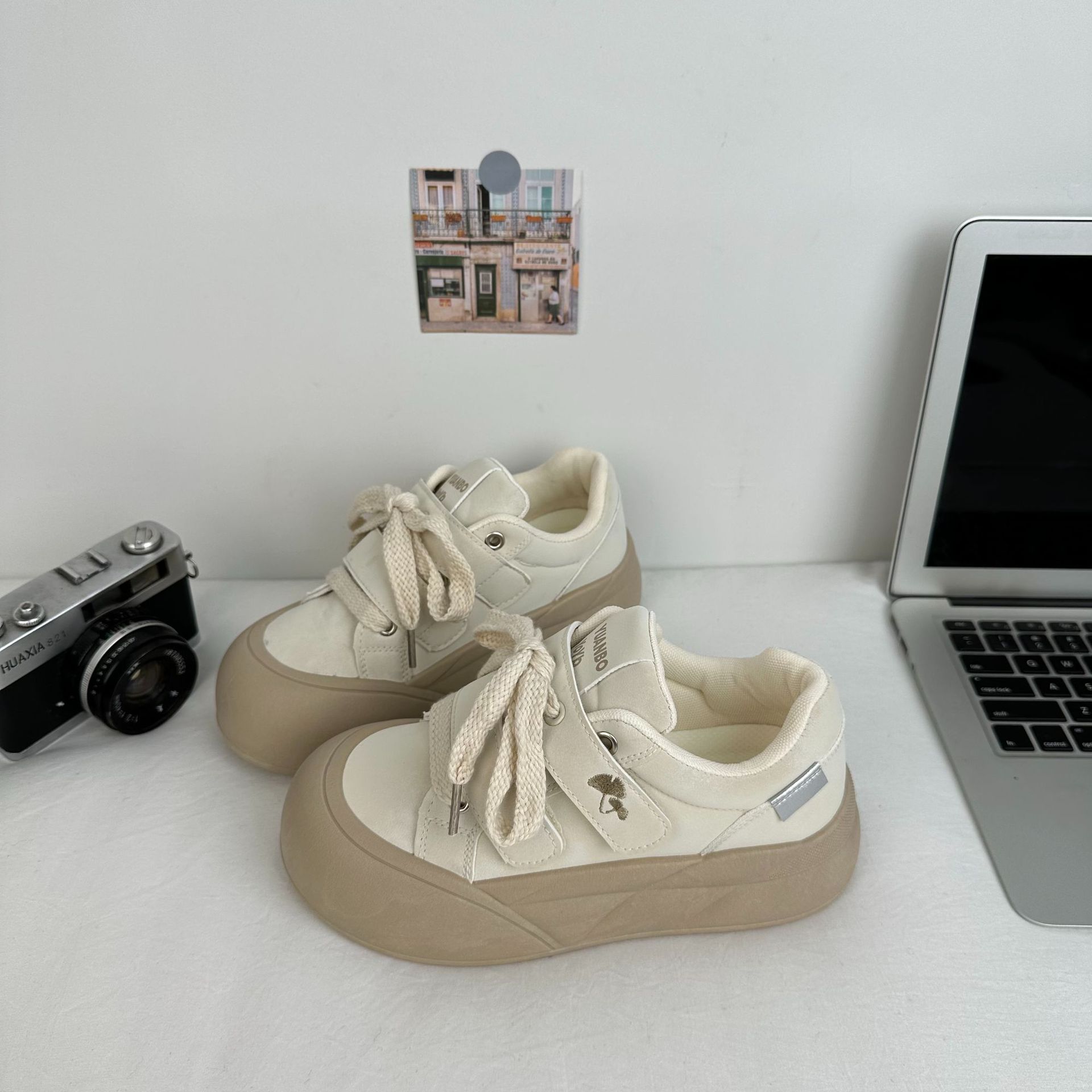 Zapatos de suela gruesa de ondas largas, zapatos blancos de altura baja de mujer, zapatos de pan de primavera coreanos, zapatos de cabeza grande generales