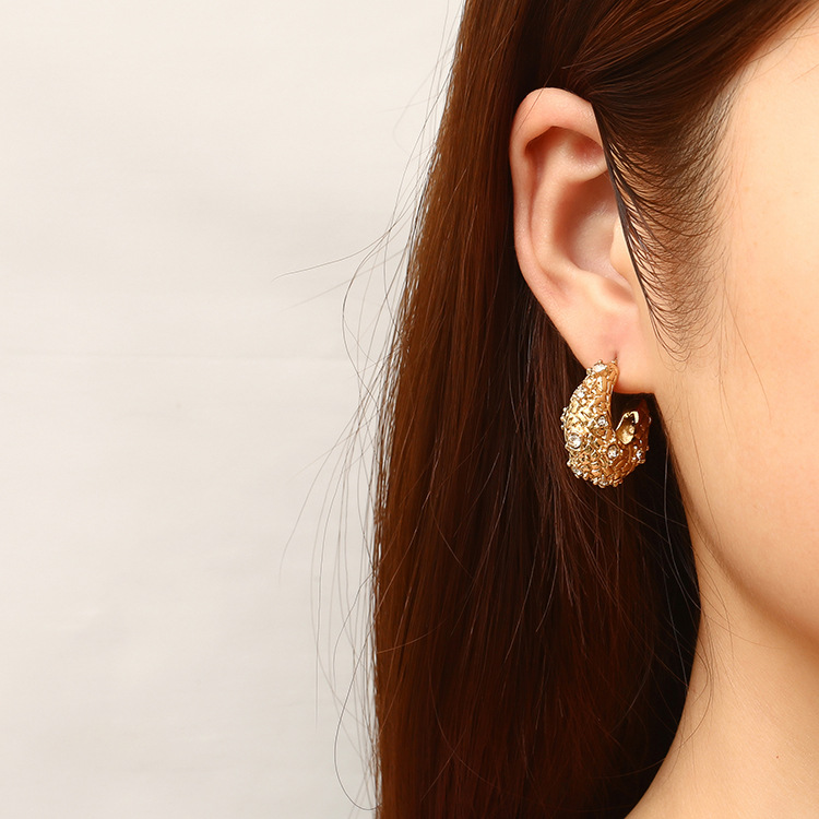 Estilo francés europeo y americano Luz de lujo retro Senior diseñador pendientes 18K chapado en oro de acero inoxidable diamante en forma de U ins estilo de las mujeres