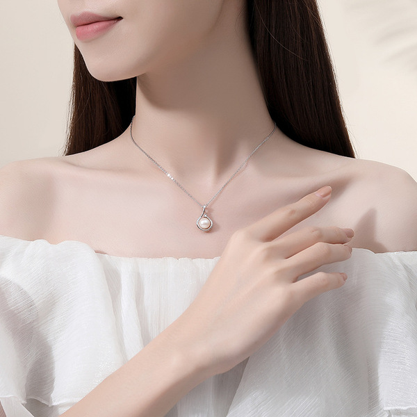 Retro necklace from pearl