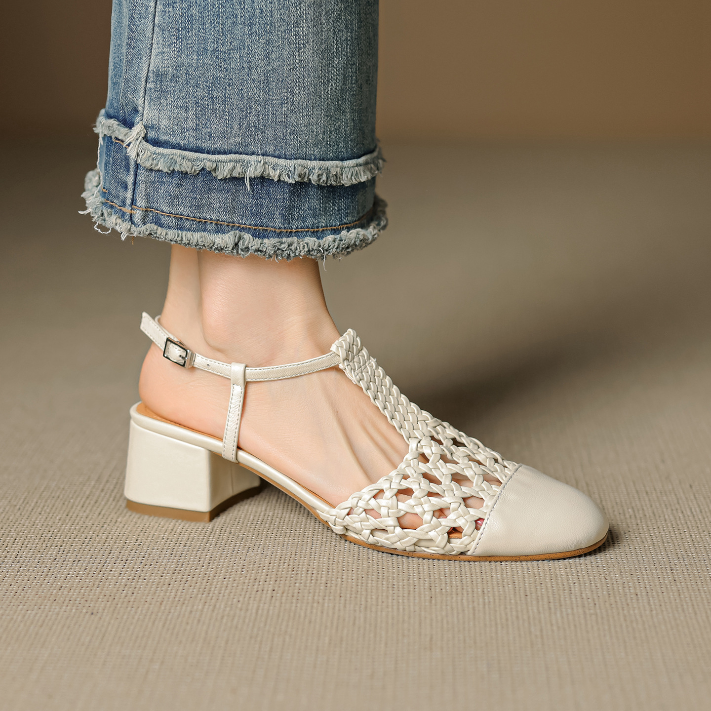 Sandal nữ quai ngang gót thô 5 cm, dây đan kiểu La Mã — màu nâu