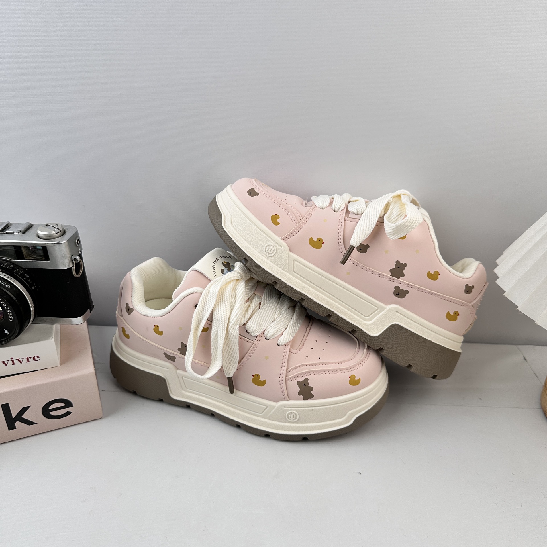 Farwave retro zapatos blancos para mujeres otoño y invierno 2025 zapatos de pan de suela gruesa de moda zapatos de lona de cuero zapatos de panel