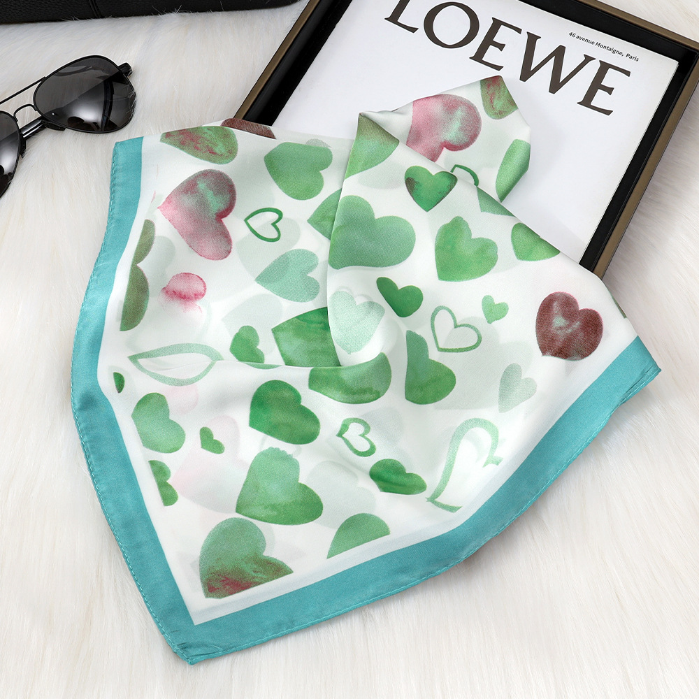 Bufanda de seda japonesa pequeña, fresca, verde 70, con sentido de la atmósfera, bufanda de mujer, bufanda, bufanda de seda dulce, regalo de mano