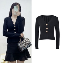 跨境女装法式经典黑色V领针织衫女珍珠金扣镂空短款收腰长袖上衣