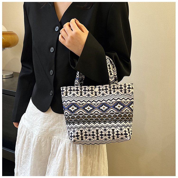 Women's Medium Canvas Color Block Ethnic Style Streetwear Square Zipper Handbag display picture 10