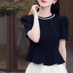 女性のためのハイエンドの黒の半袖 T シャツ 2025 夏の新しいルーズでスリムなショート フリルの超見栄えの良いトップ