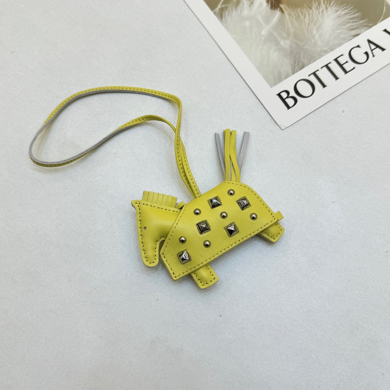 新款羊皮小马挂件汽车挂坠钥匙真皮铆钉战马女包挂饰大牌同款h 家|undefined