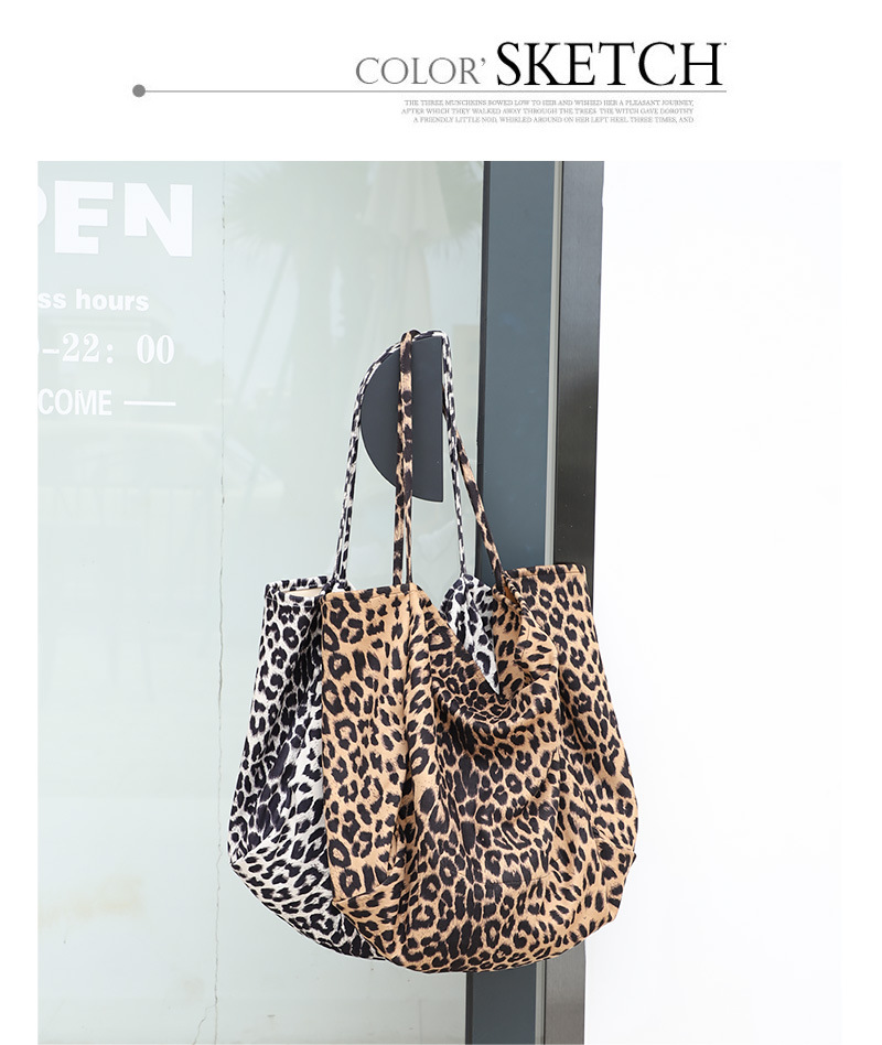 Women's Large Flannel Leopard Streetwear Open Tote Bag display picture 8