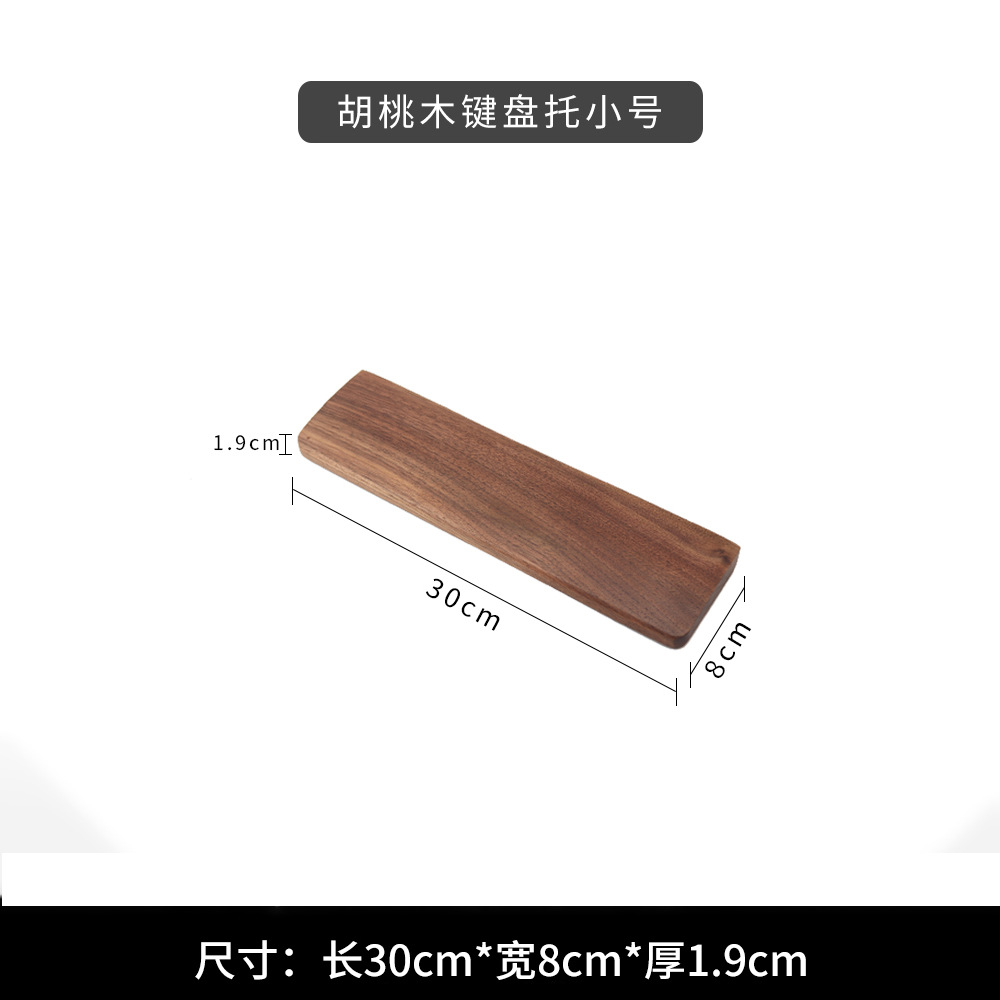 キーボードの手は黒い胡桃の木の機械のキーボードを支えます。