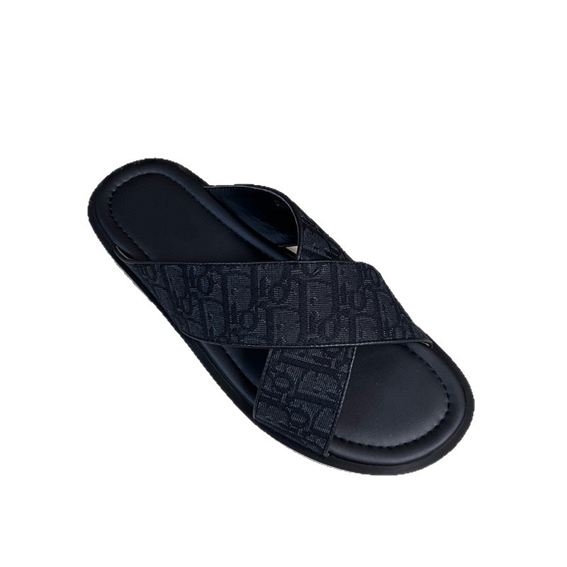 Estación europea 2025 chanclas de verano para hombres, sandalias y zapatillas de moda para hombres de marca de moda, sandalias de un solo carácter fuera de la playa