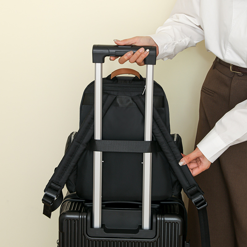 Mochila de nailon para mujer 2024 nueva moda anti-salpicaduras mochila para mujer mochila de viaje ligera de gran capacidad al por mayor