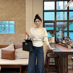 フランスの一字の肩のセーターの女性の秋冬の不規則な斜めの肩のニットの韓国系は百合の肩の底の上着を着ます。